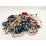 A quantity of costume jewellery