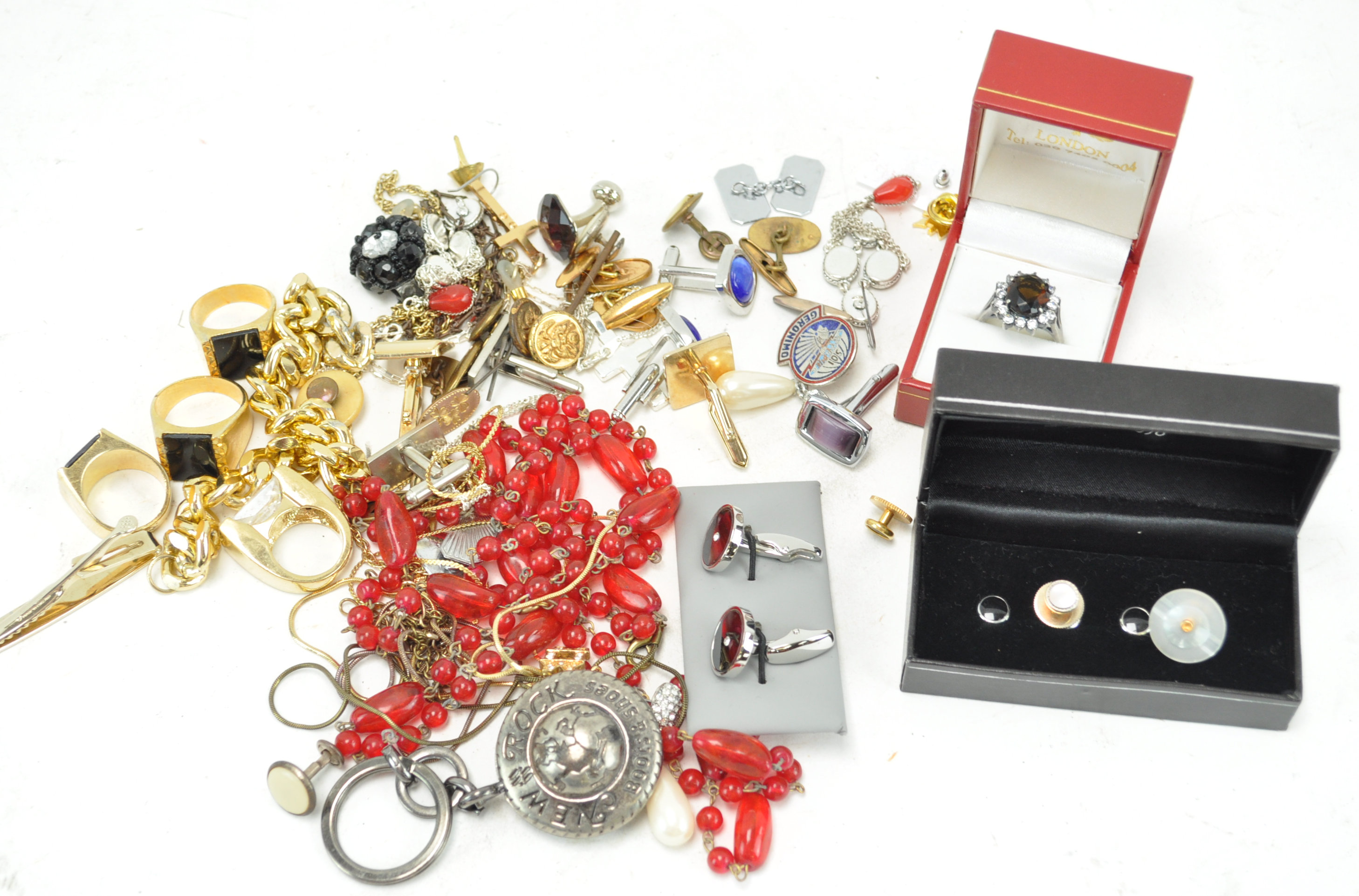 A mixed lot of costume jewellery