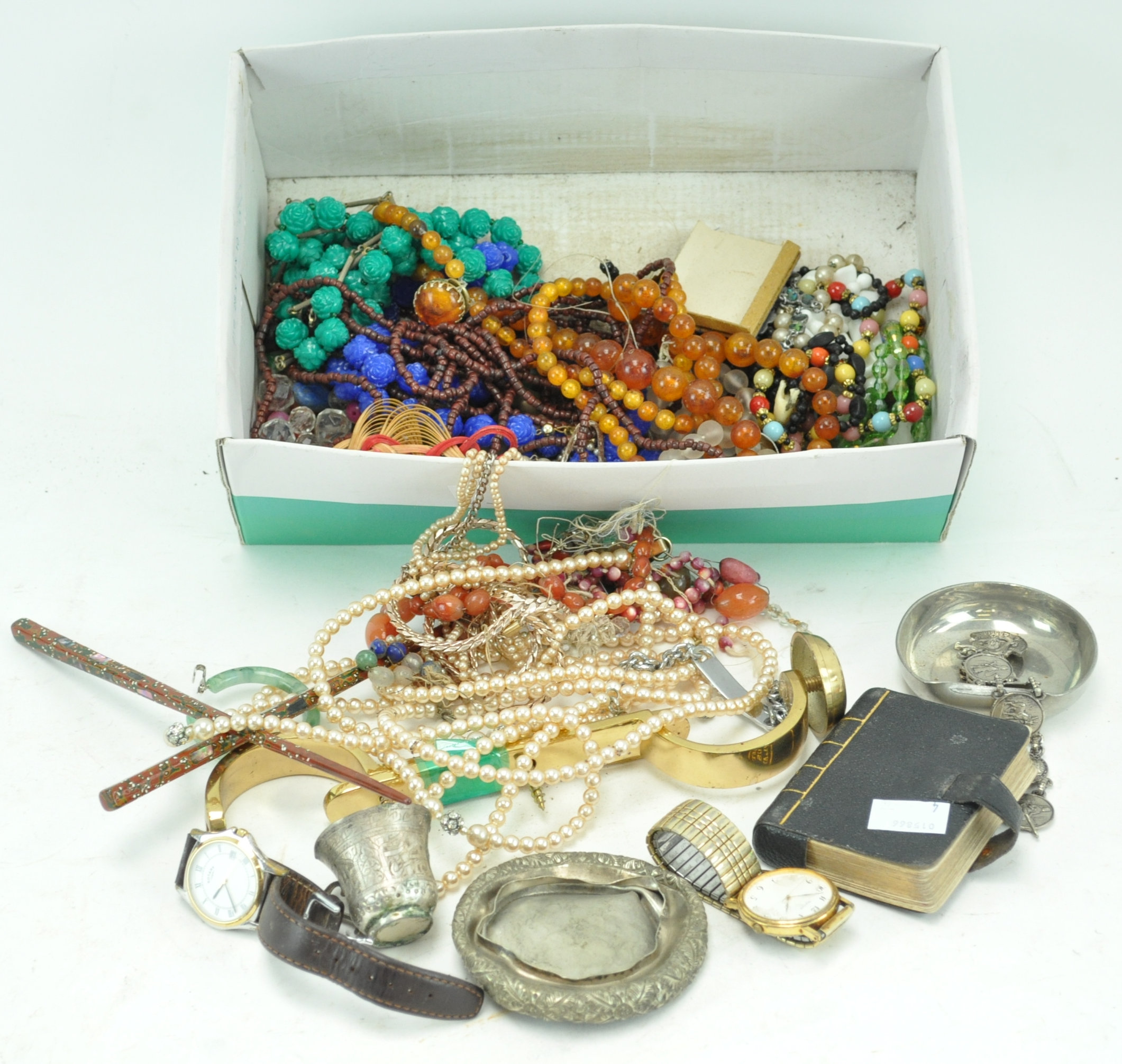 A mixed lot of costume jewellery