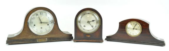 An oak mantel clock with chiming mechanism, 23cm high,