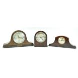 An oak mantel clock with chiming mechanism, 23cm high,