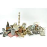 A mixed lot including brass lamps and horse brasses