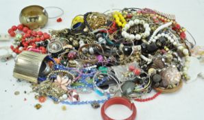 A mixed lot of costume jewellery