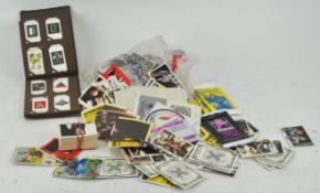 A quantity of loose cigarette cards
