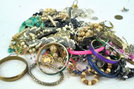 A quantity of custome jewellery
