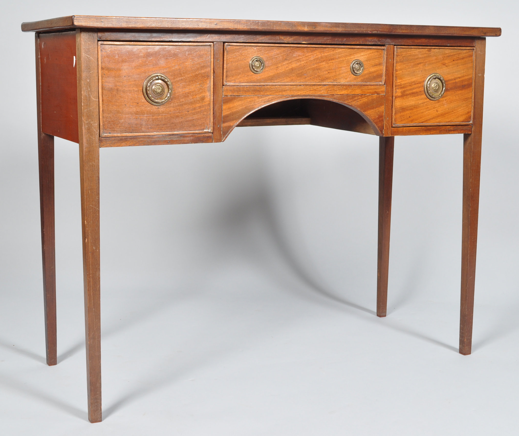 An early 19th Century Victorian mahogany dressing table having a central drawer above a knee hole