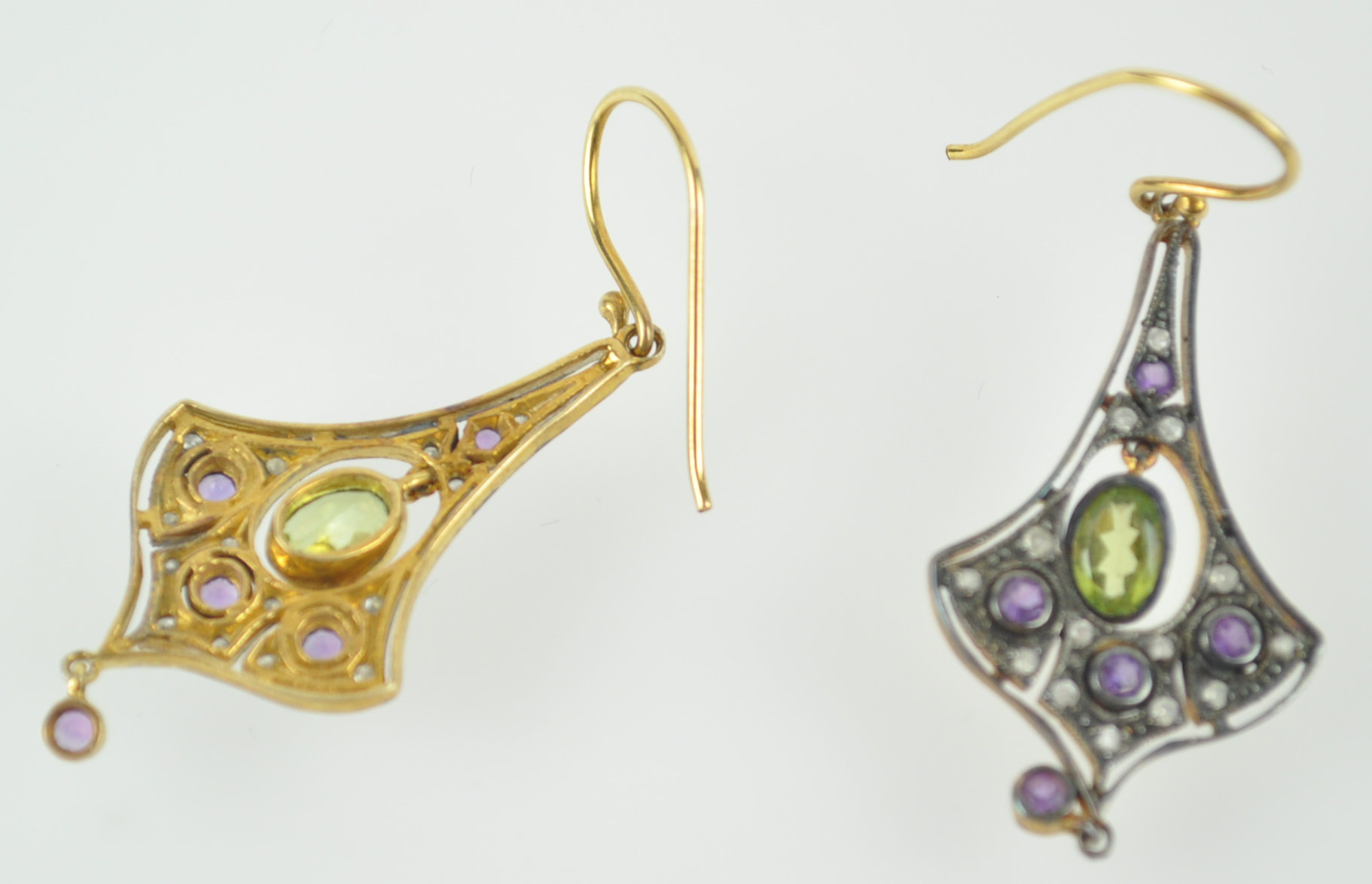 A yellow and white metal pair of abstract design drop earrings. - Image 4 of 4