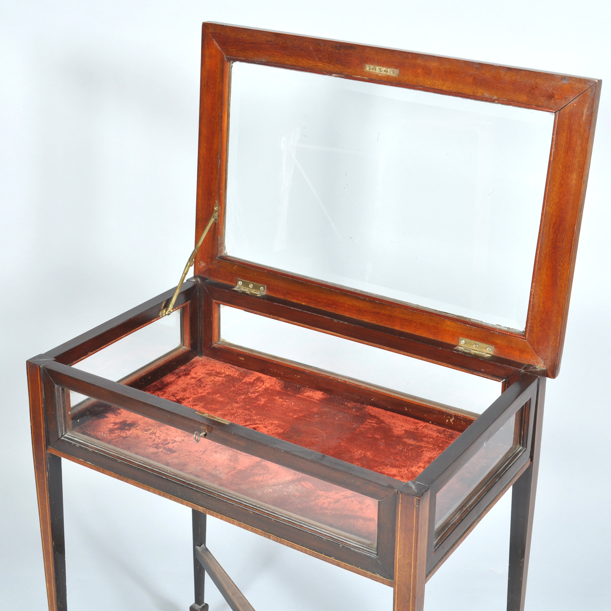 An Edwardian mahogany bijouterie table on squared tapering legs with spade feet, - Image 3 of 3