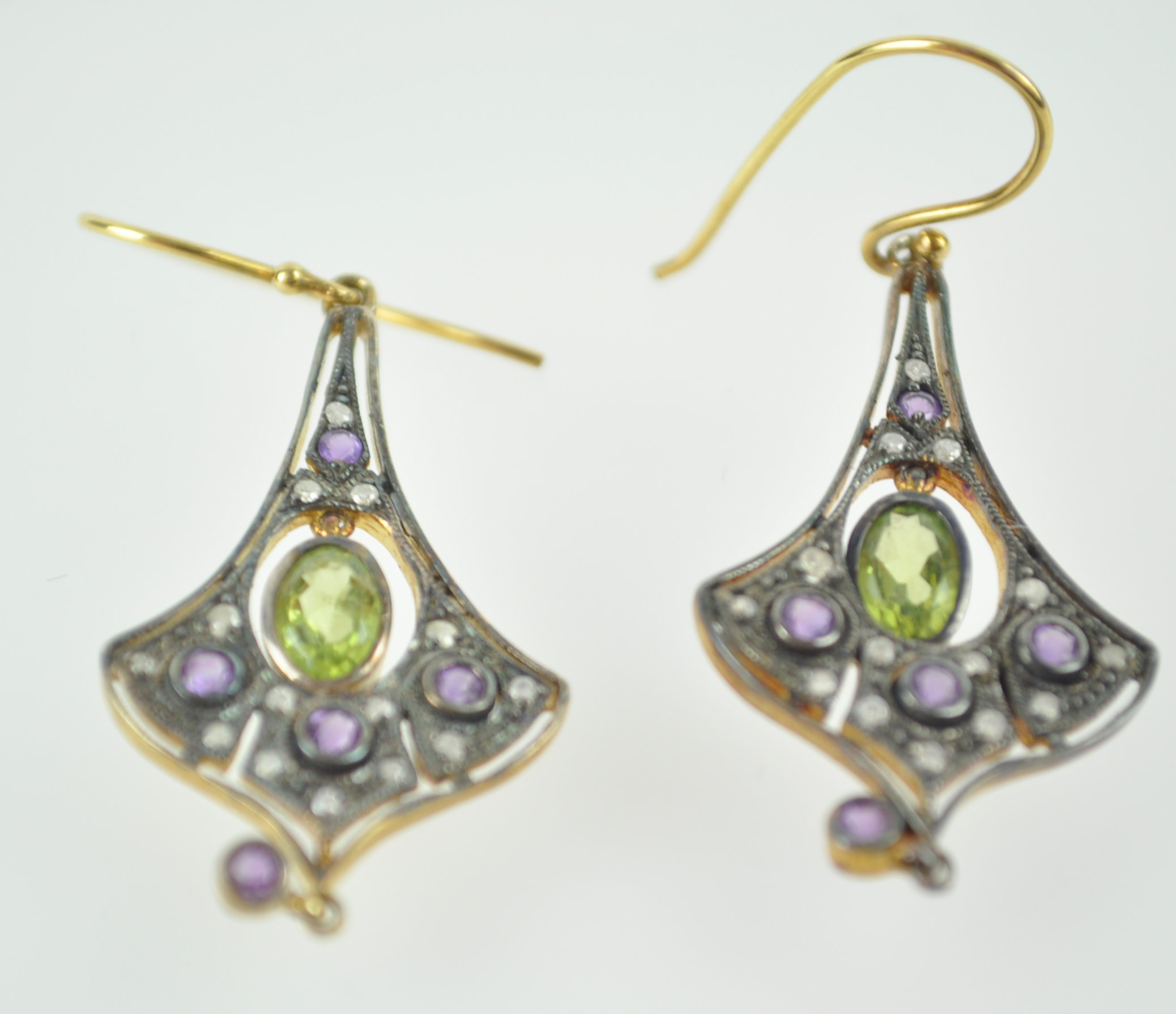 A yellow and white metal pair of abstract design drop earrings. - Image 3 of 4