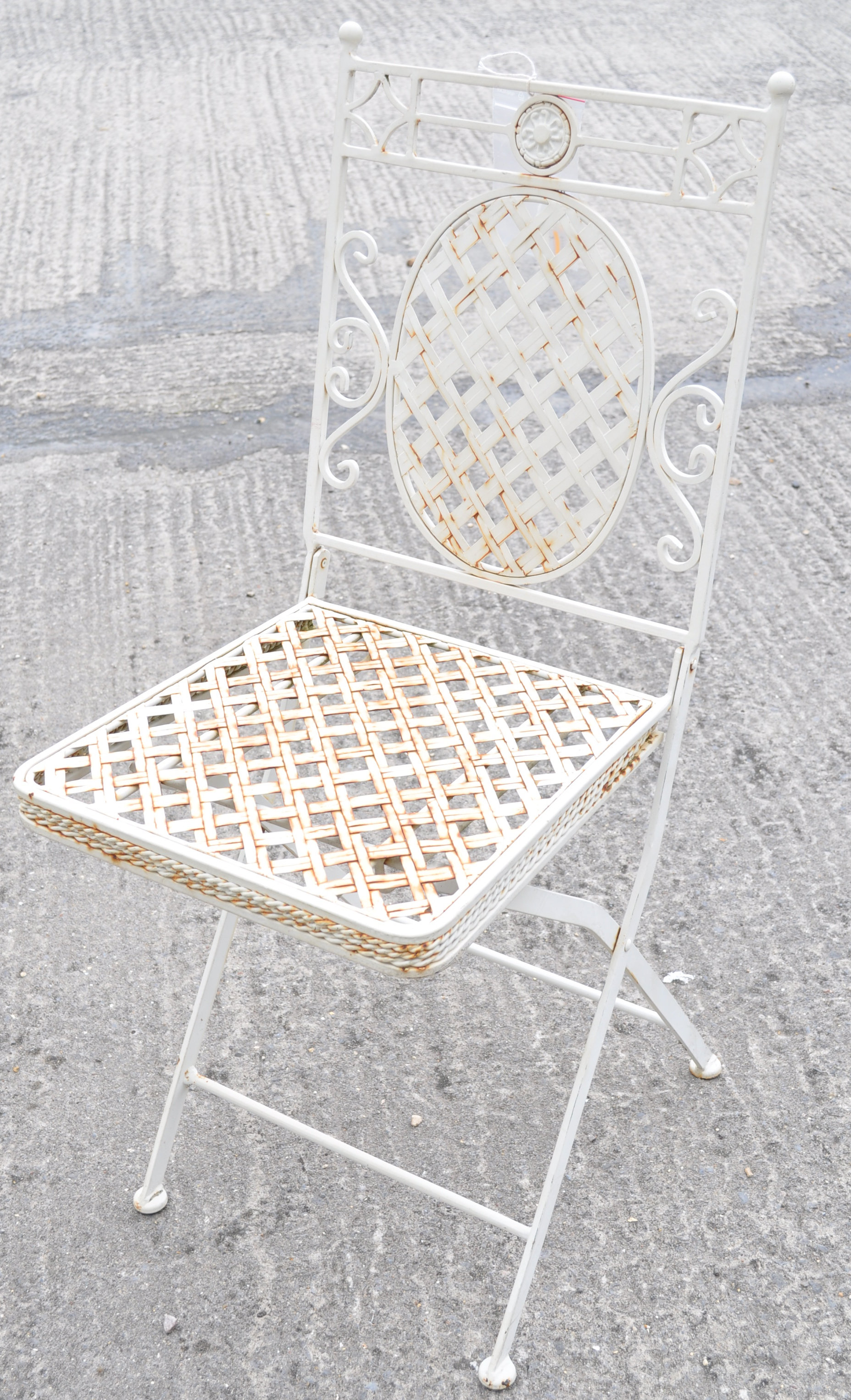 A garden table and set of four matching folding chairs with lattice top, seats and chair backs, - Image 2 of 3