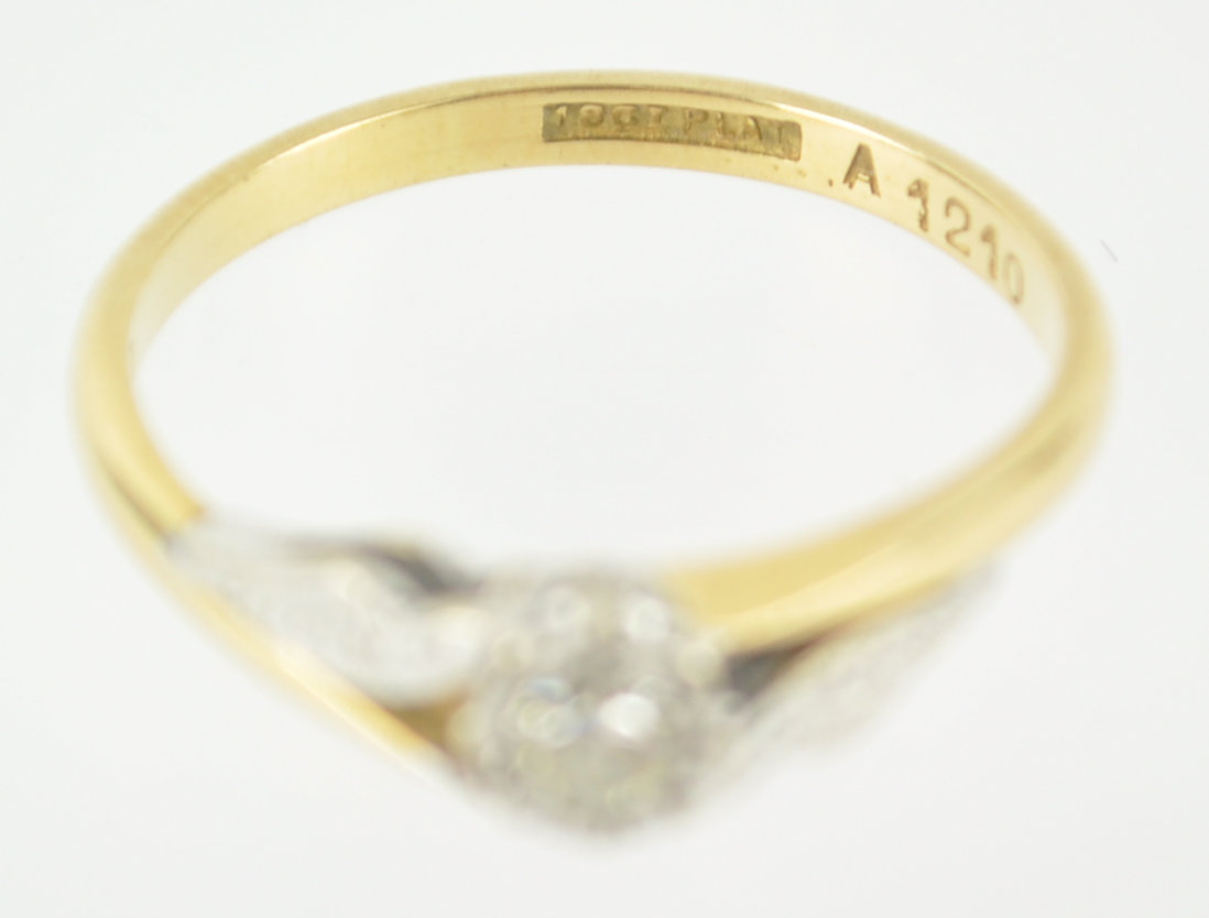 A yellow and white metal single stone ring. - Image 7 of 9