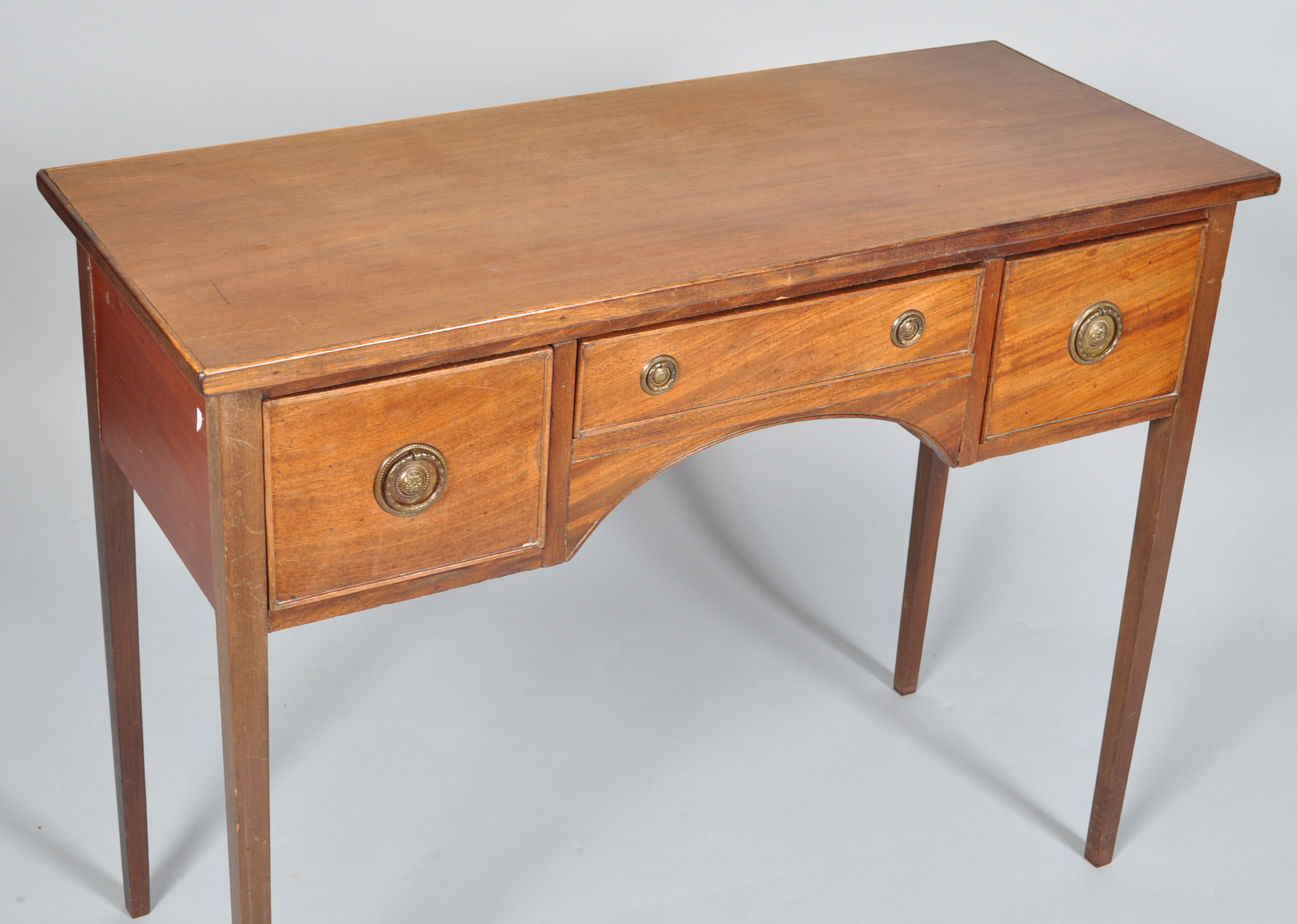 An early 19th Century Victorian mahogany dressing table having a central drawer above a knee hole - Image 2 of 3