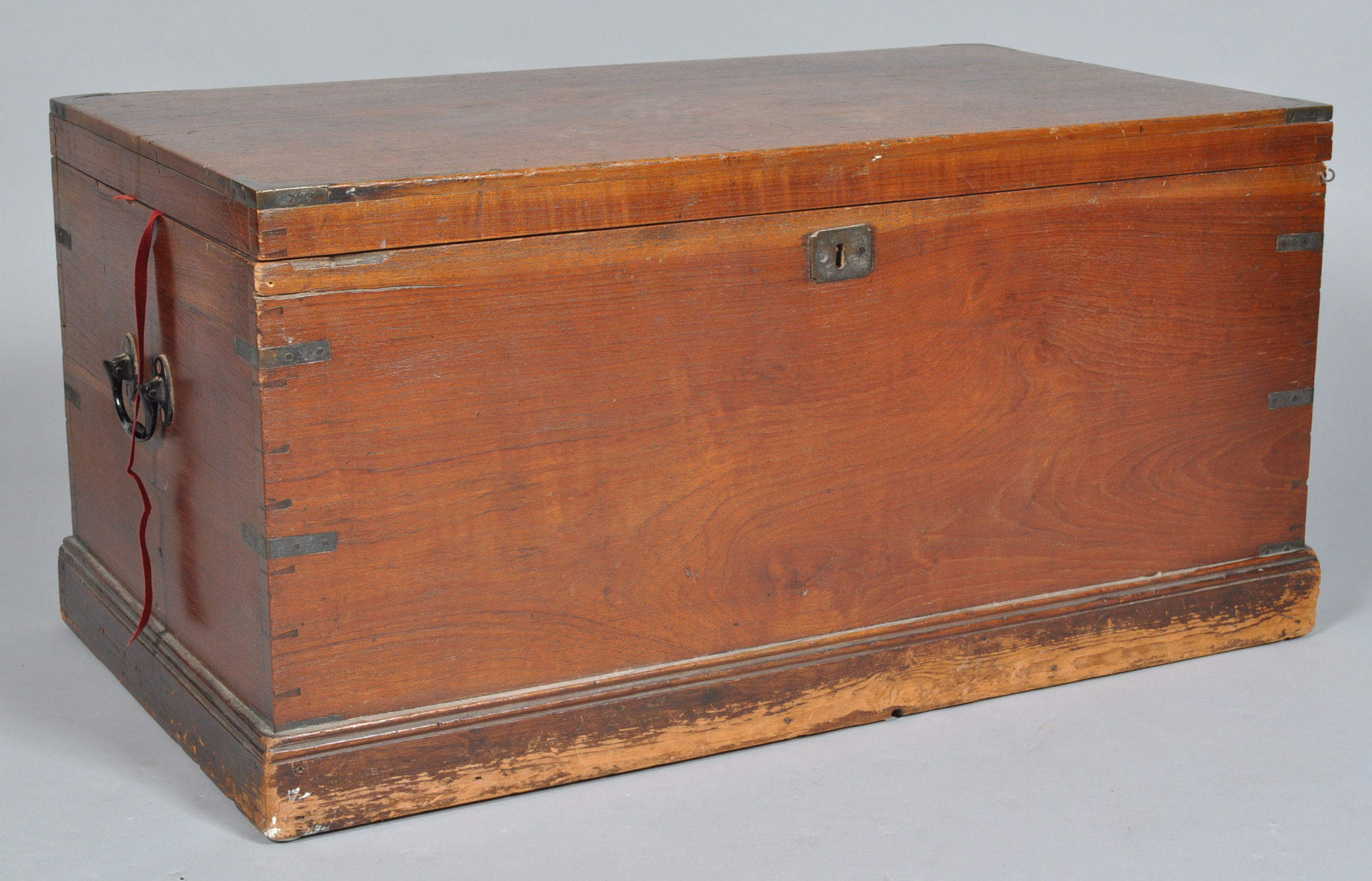 A 20th Century antique oak shipping trunk / chest having brass bound corners, brass lockplate,