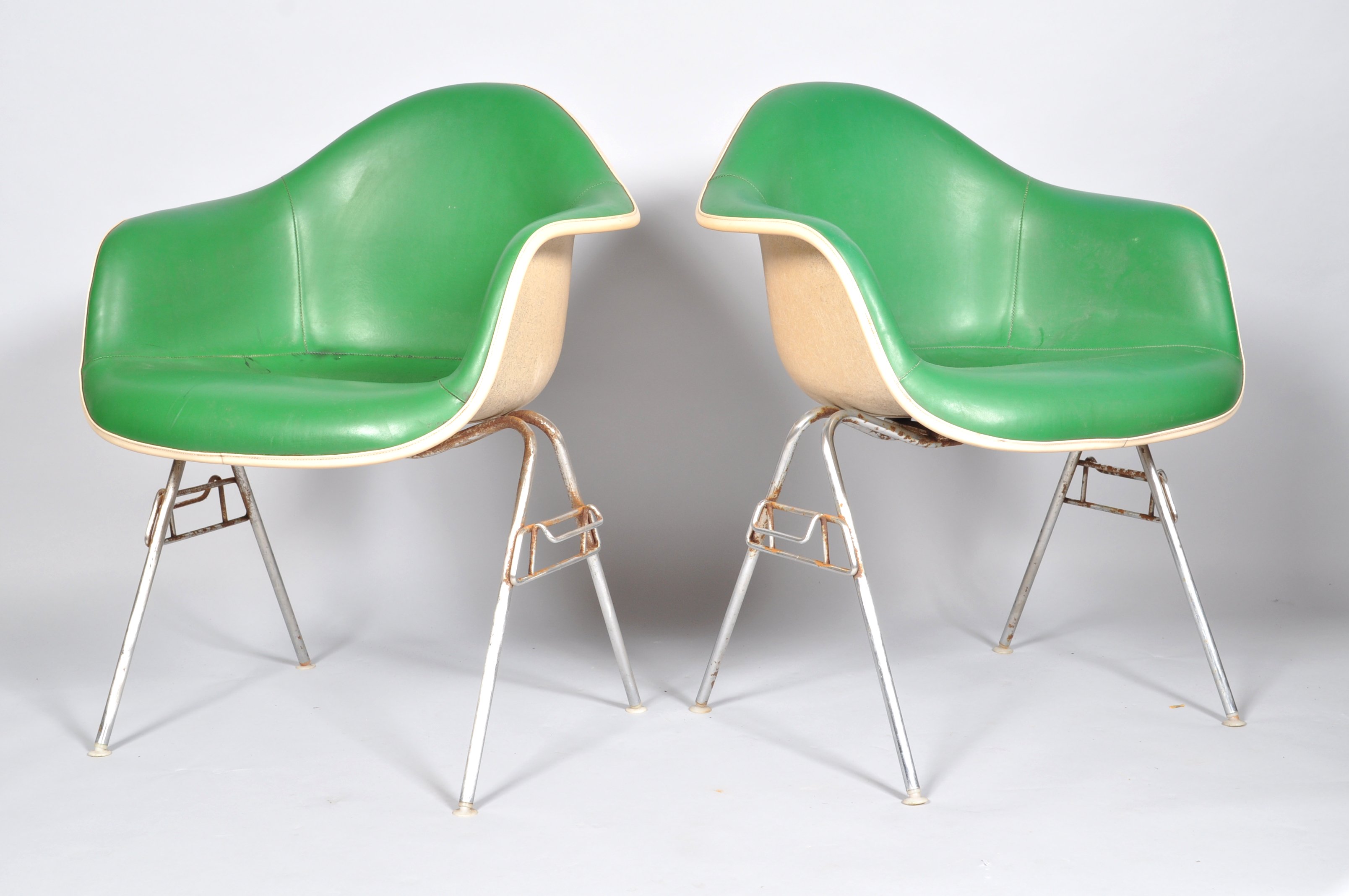 A pair of mid 20th century retro vintage Herman Miller side chairs/armchairs,