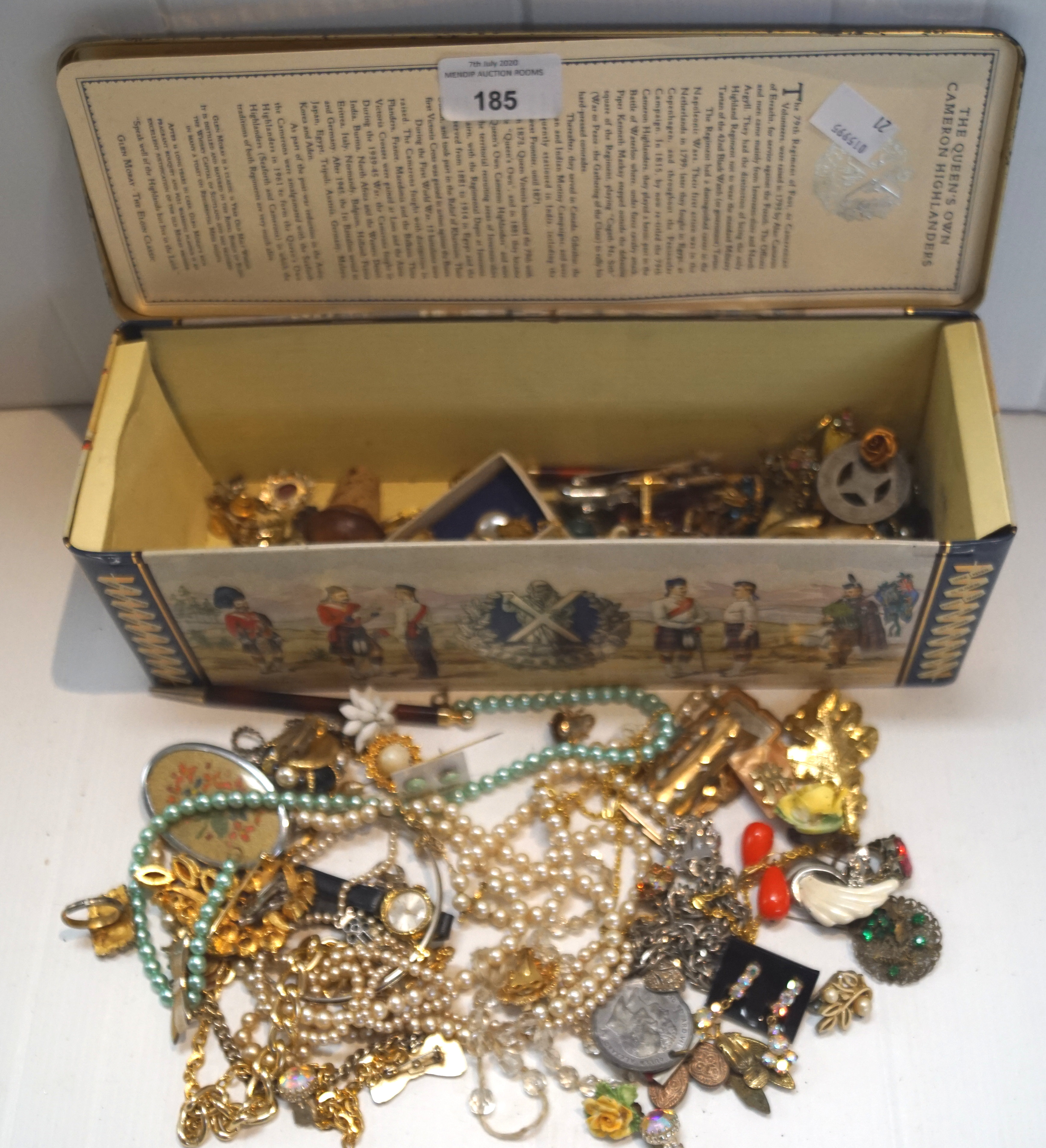 A quantity of costume jewellery