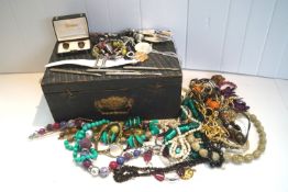 A quantity of costume jewellery