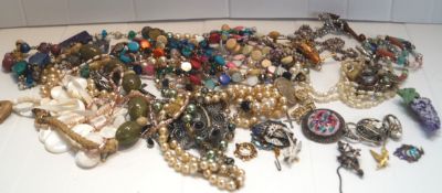 A quantity of costume jewellery