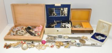 A collection of assorted costume jewellery, to include brooches,