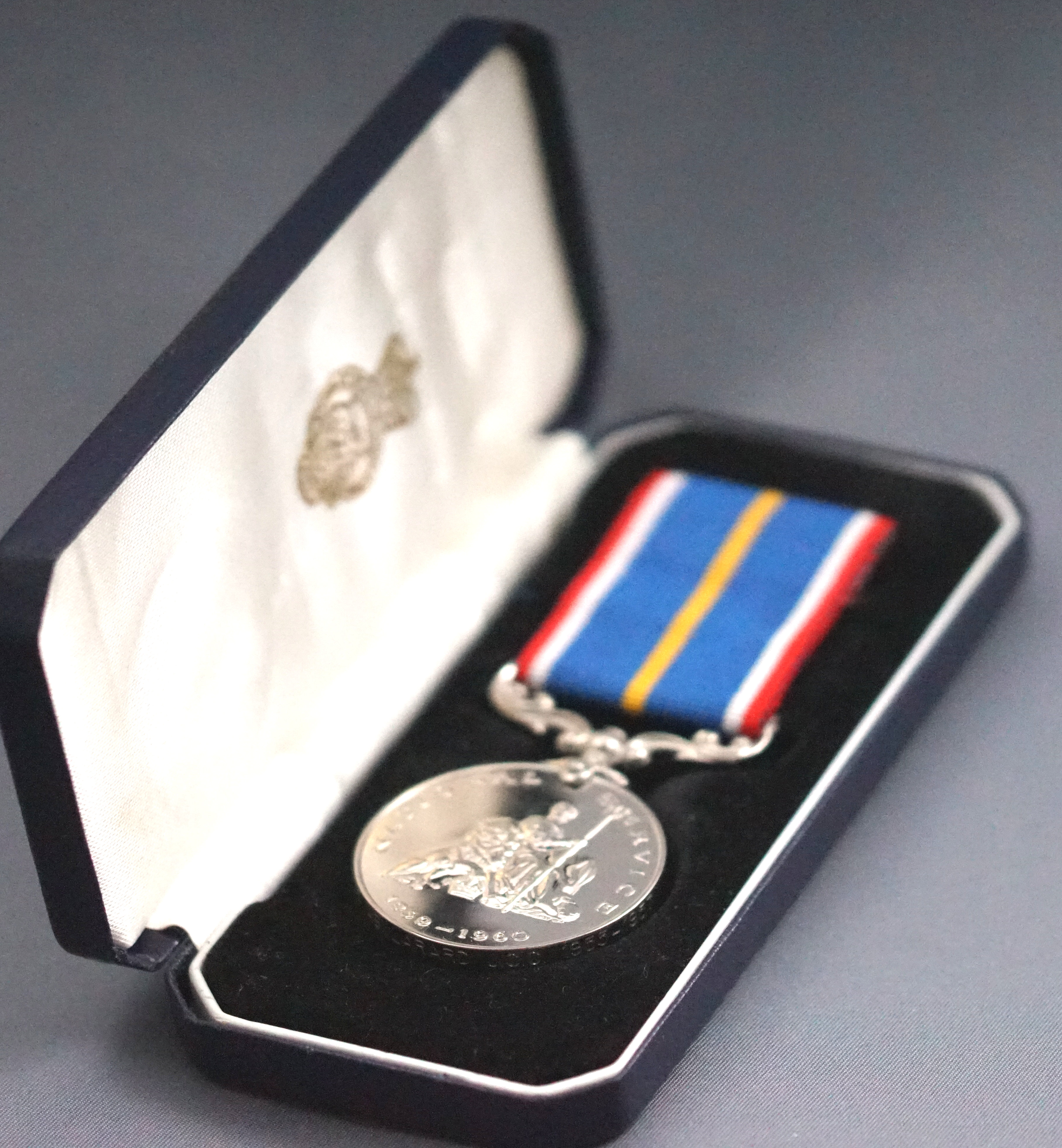 A 1939-60 ER II Service medal 32. - Image 3 of 8