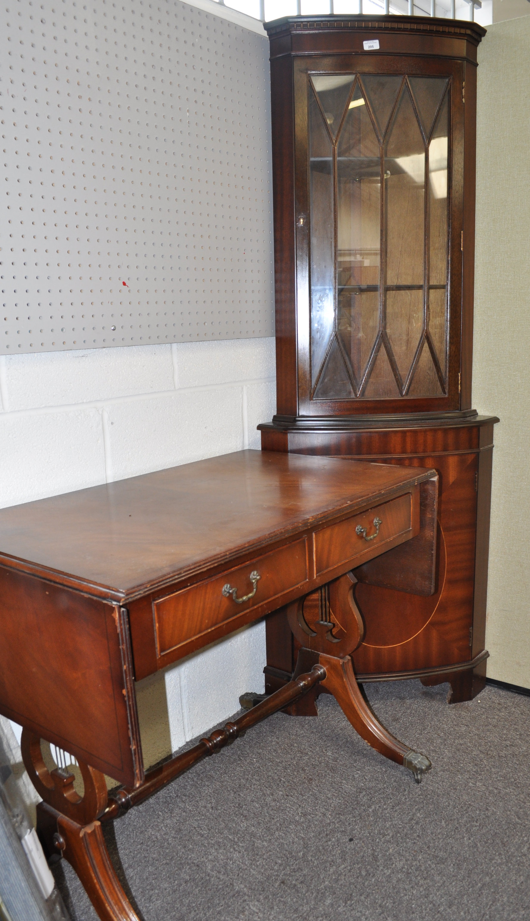 A sofa table and a corner cabinet - Image 2 of 2