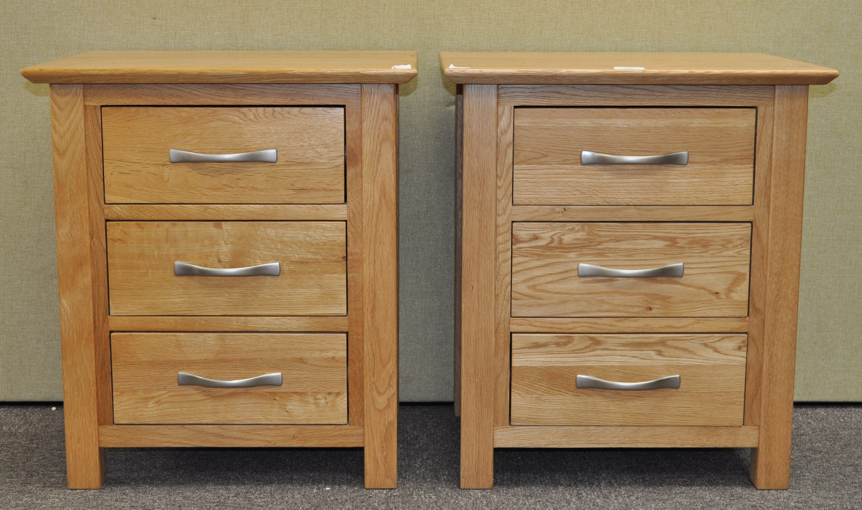 A pair of bedside chests of drawers - Image 2 of 2