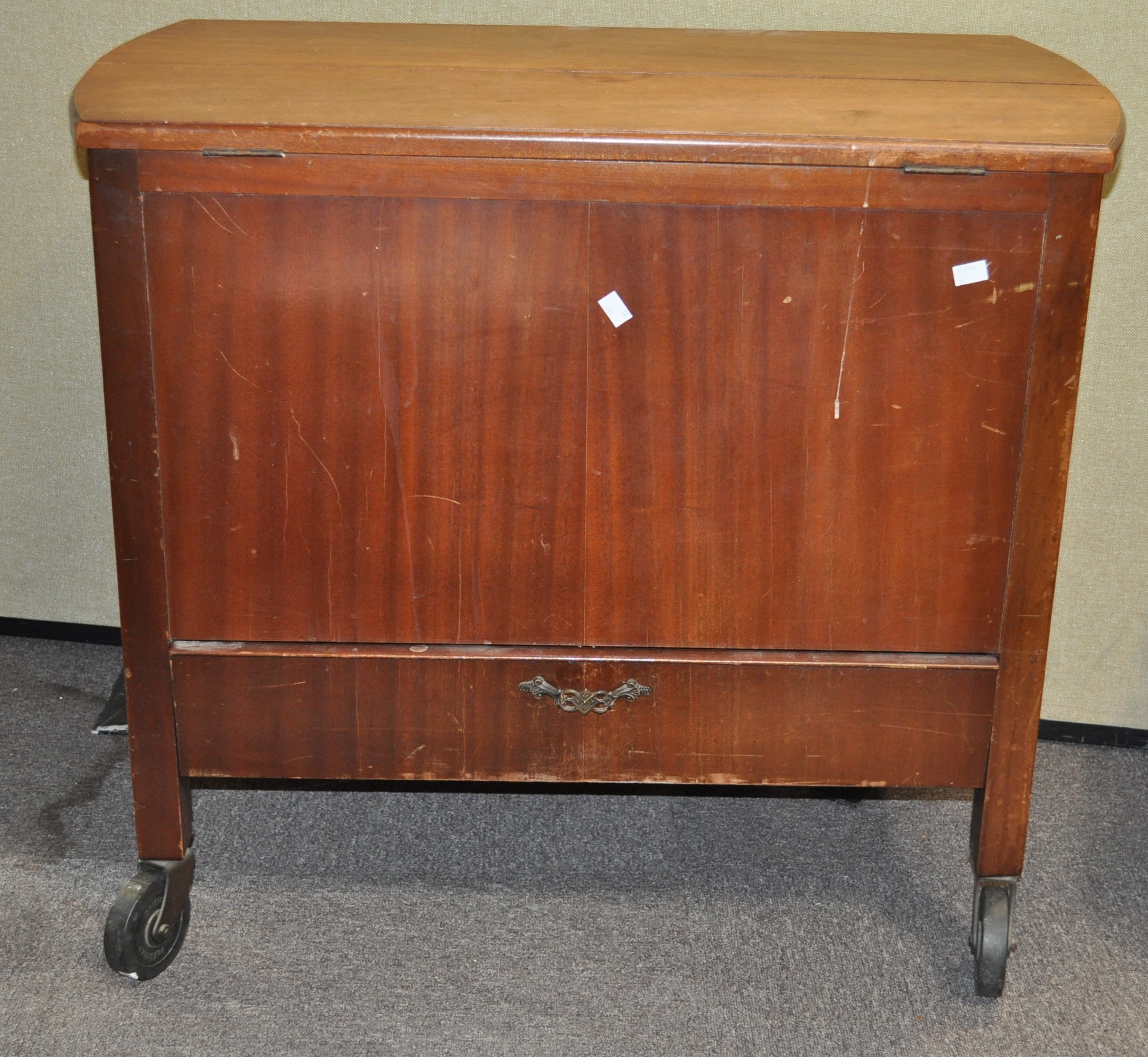 A hinged top mahogany cocktail cabinet/table, - Image 4 of 5