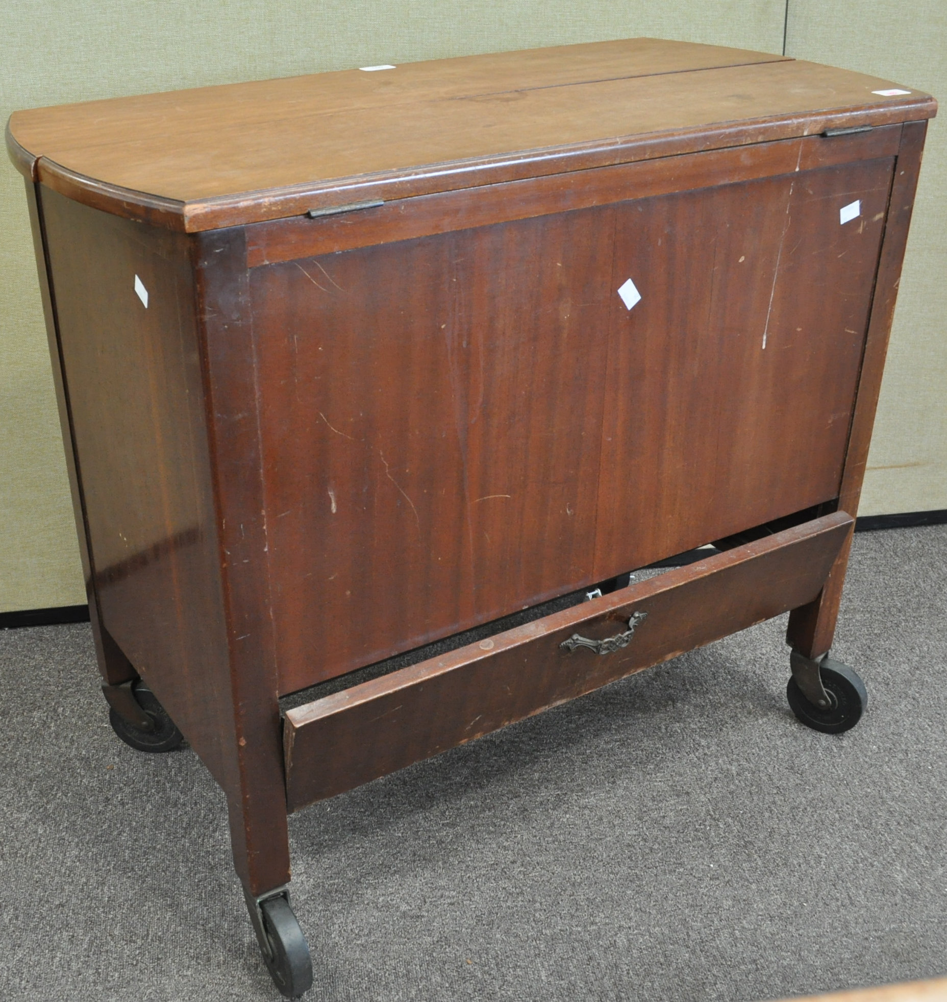 A hinged top mahogany cocktail cabinet/table,