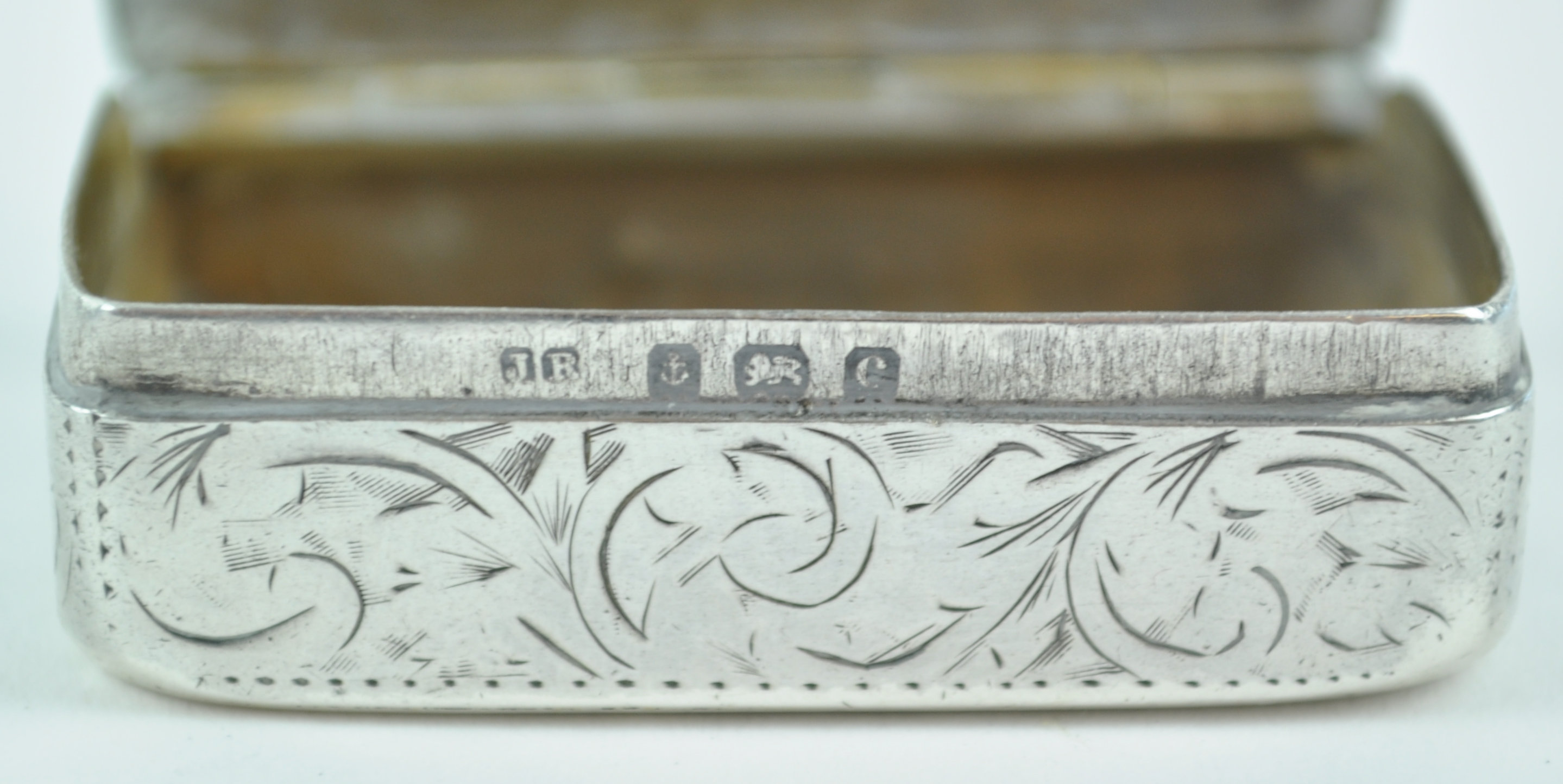 A silver snuff box of rectangular form,with scroll engraved sides and lid, Birmingham 1800, 1. - Image 3 of 3