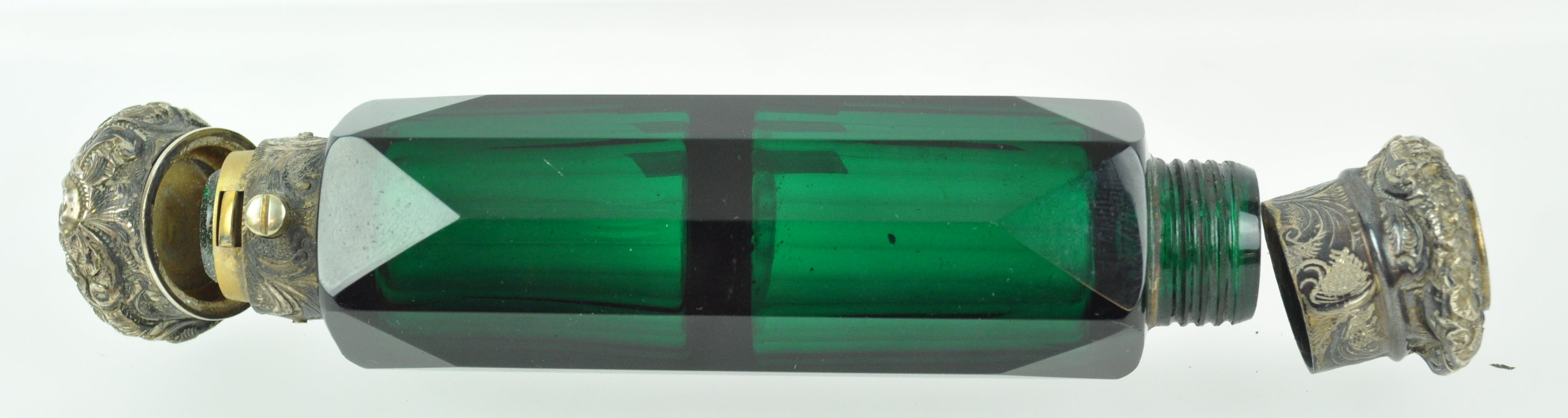 A double ended green glass scent bottle with panel cut body with white metal hinged and screw off - Image 3 of 3