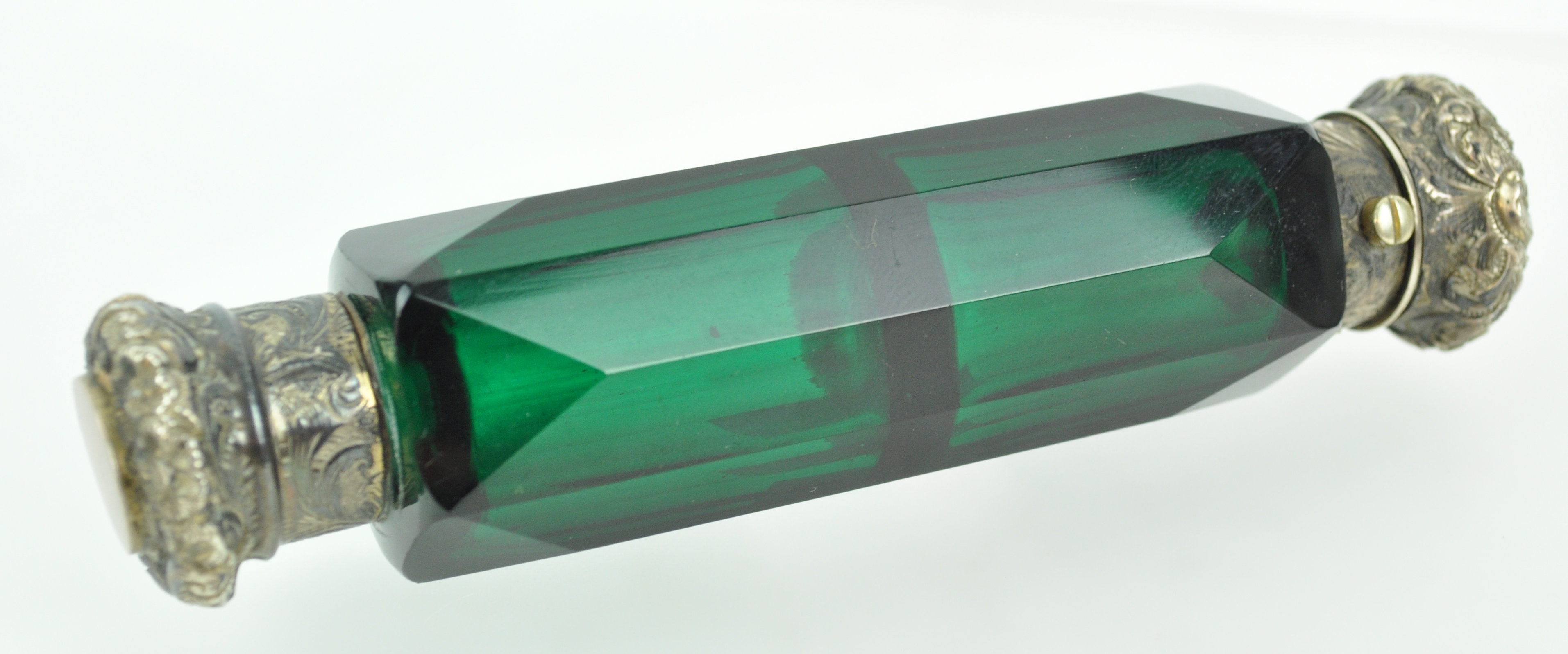 A double ended green glass scent bottle with panel cut body with white metal hinged and screw off - Image 2 of 3