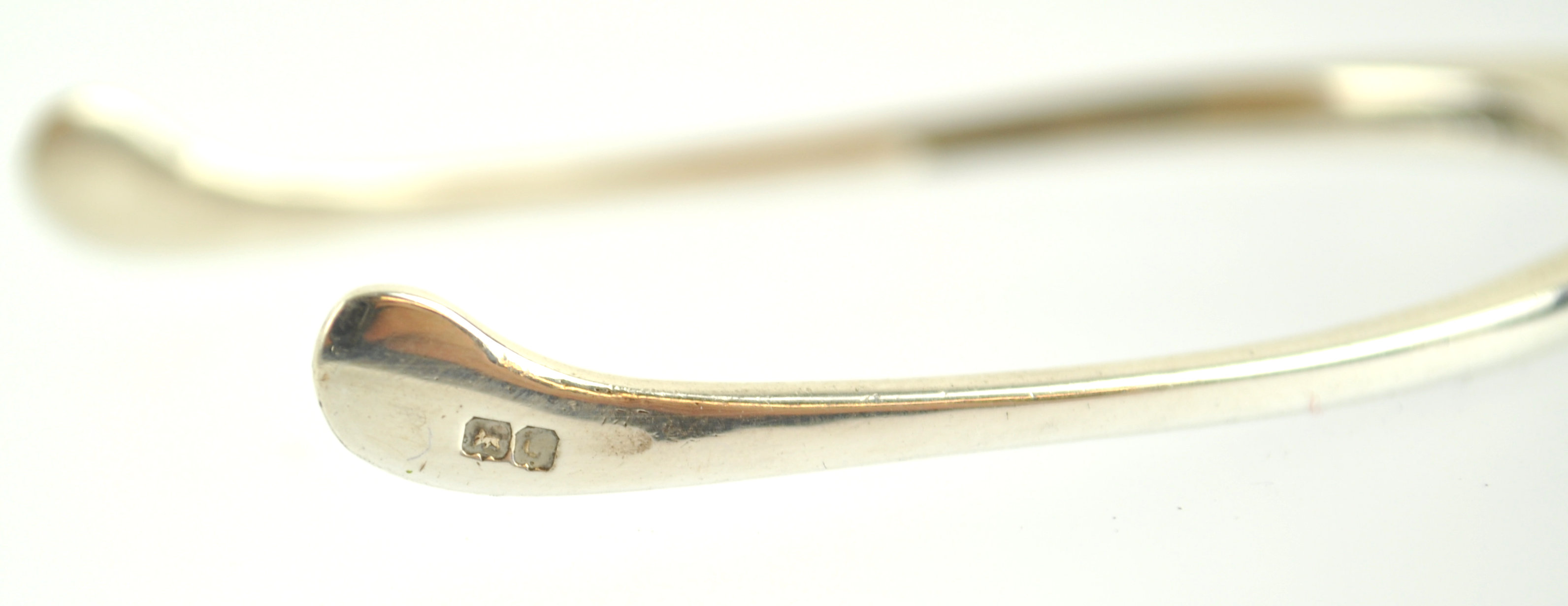 A pair of hinged silver sugar nips in the form of a wishbone, Birmingham 1940, 9cm high, 14 grams, - Image 4 of 5