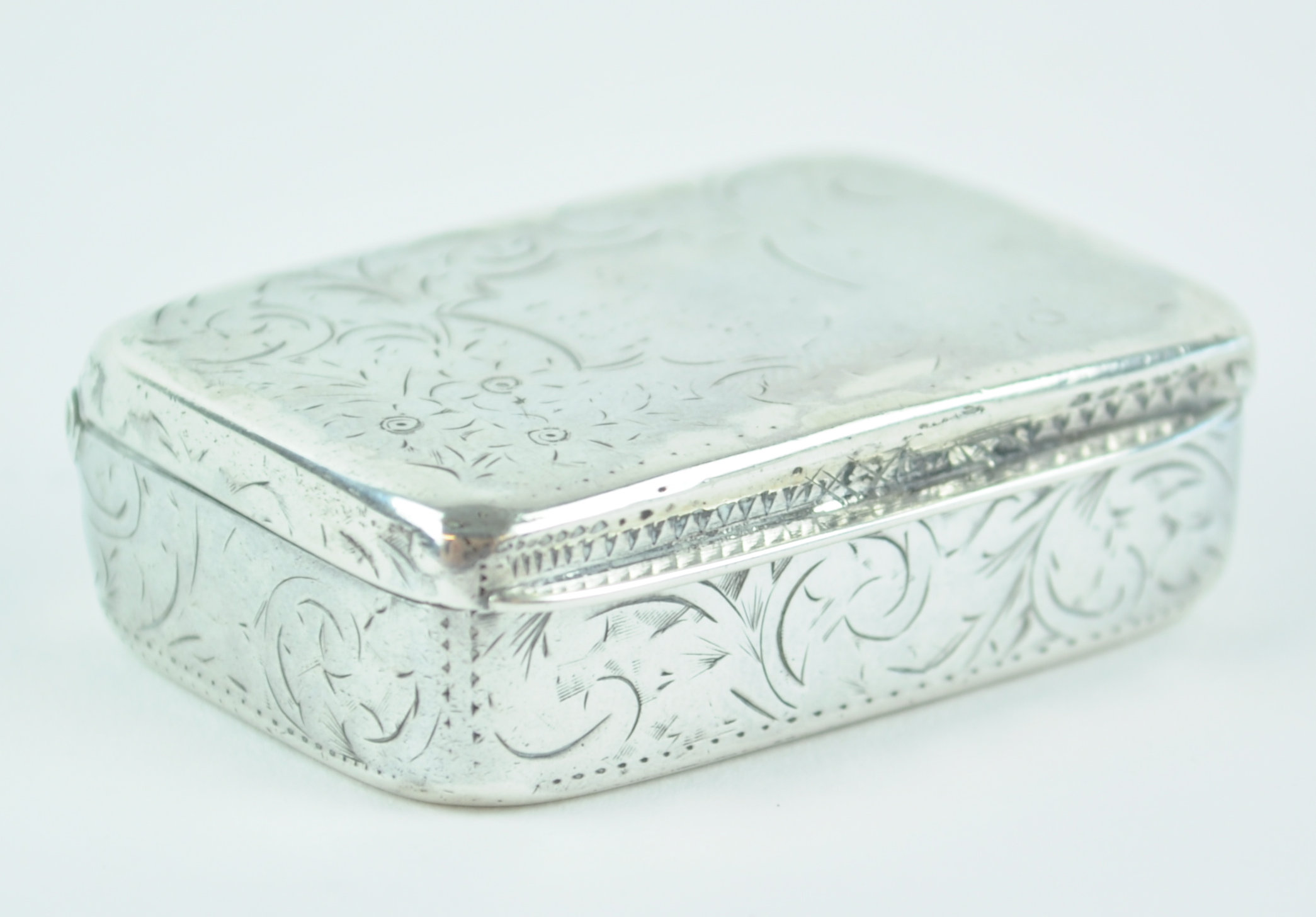 A silver snuff box of rectangular form,with scroll engraved sides and lid, Birmingham 1800, 1.