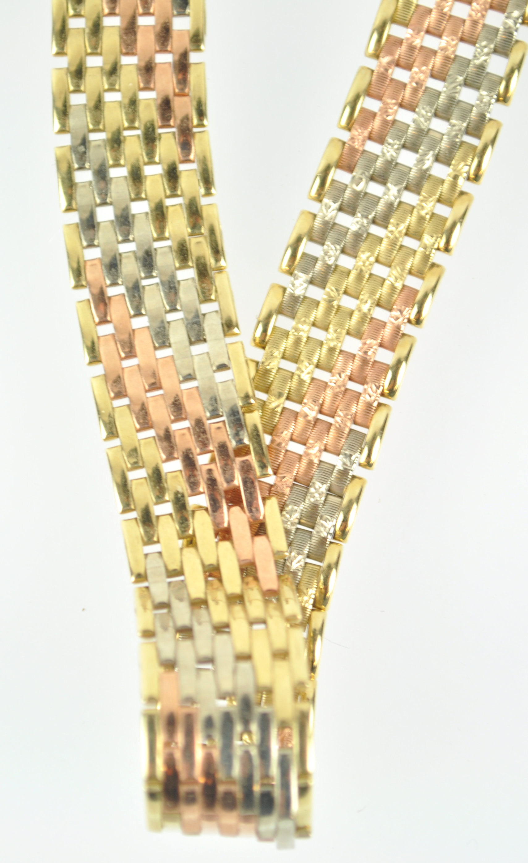 A three colour gold brick link jewellery set consisting of a necklet, - Image 3 of 3