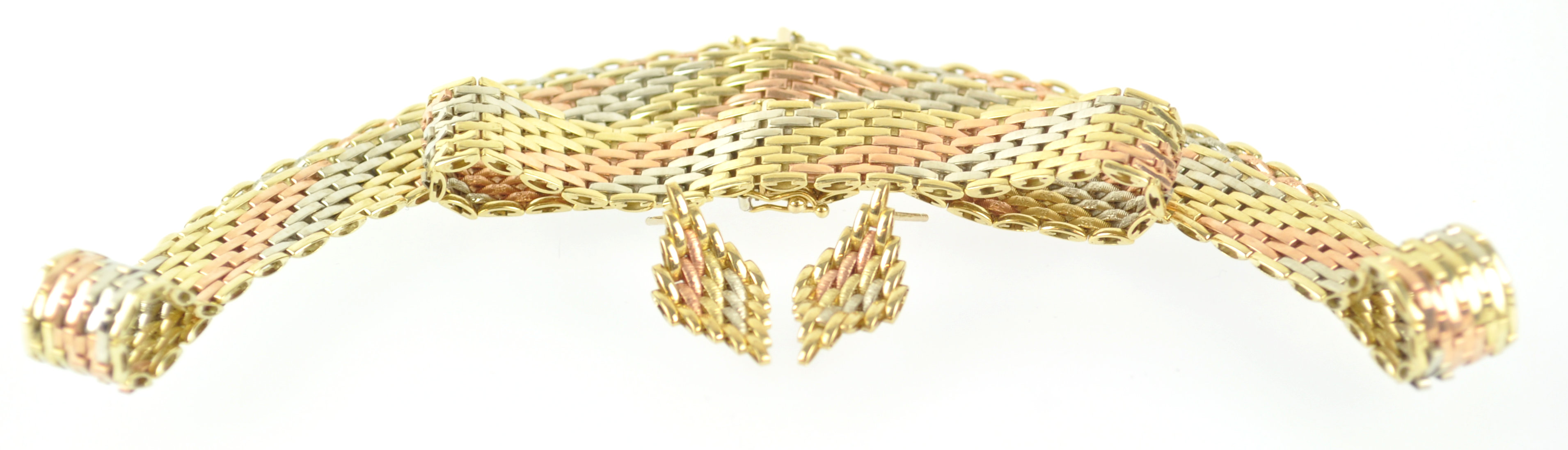 A three colour gold brick link jewellery set consisting of a necklet,