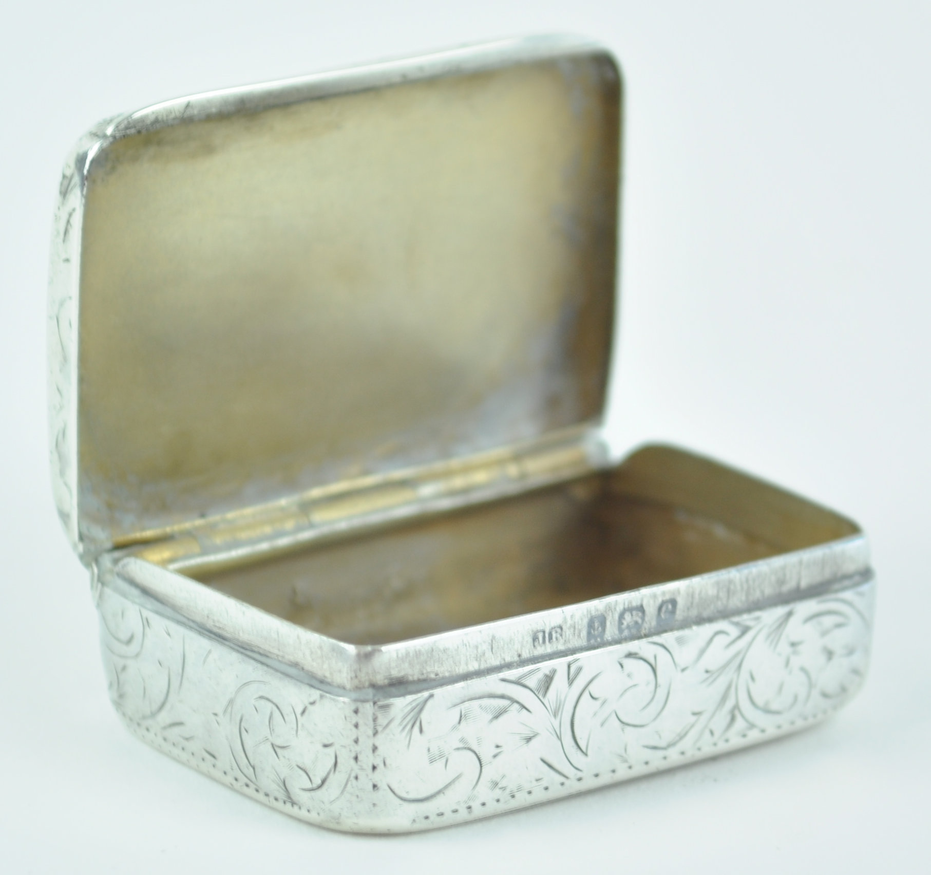 A silver snuff box of rectangular form,with scroll engraved sides and lid, Birmingham 1800, 1. - Image 2 of 3