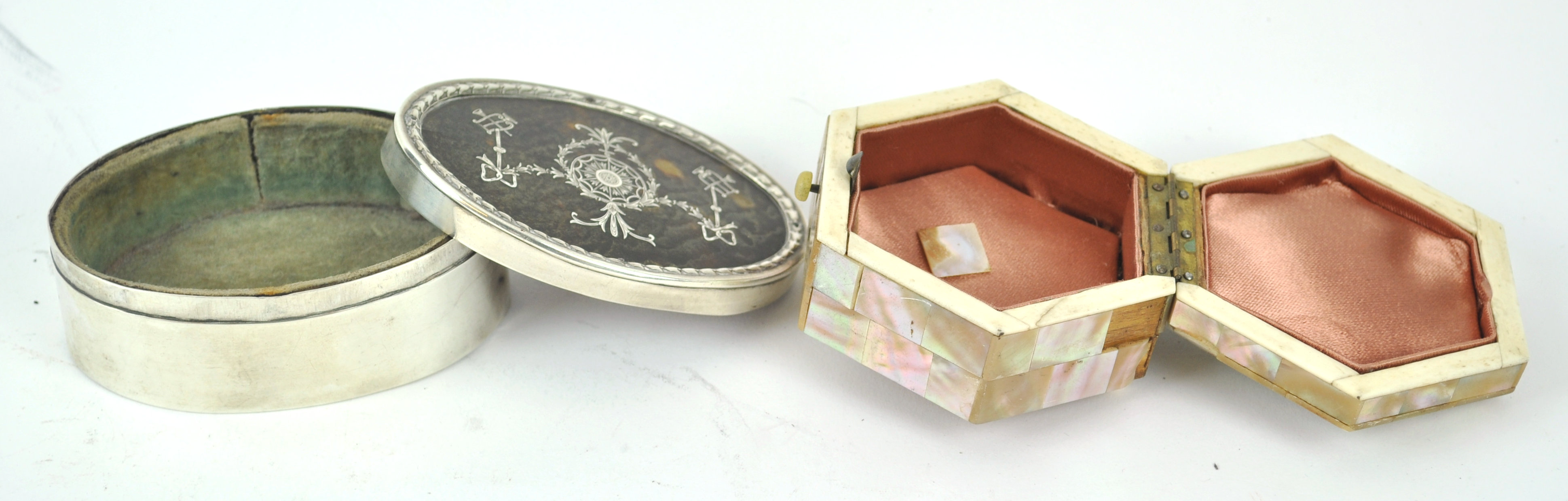 An oval silver jewel box with pull off pique tortoiseshell cover, London 1904, 3cm high, - Image 2 of 3