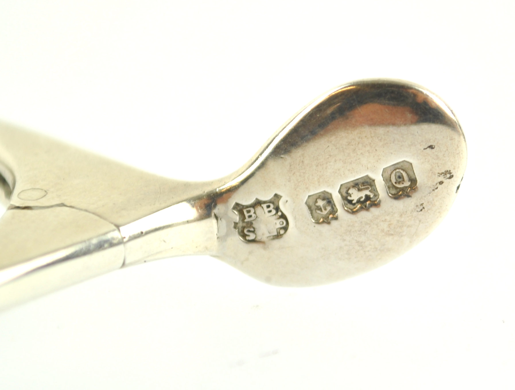 A pair of hinged silver sugar nips in the form of a wishbone, Birmingham 1940, 9cm high, 14 grams, - Image 3 of 5