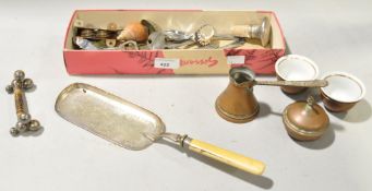 A knife rest and a collection of assorted other items