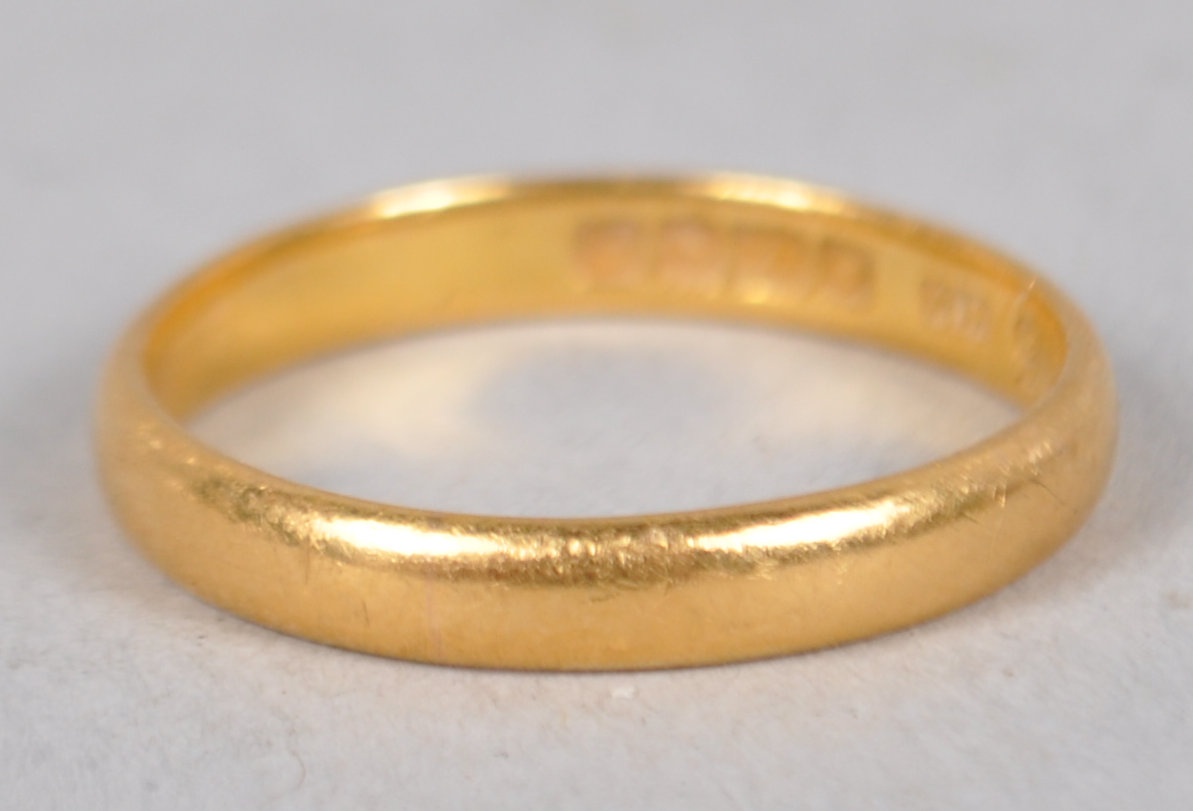 A gold 3mm "D" shaped wedding ring, hallmarked, Birmingham 1927, size Q