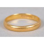 A gold 3mm "D" shaped wedding ring, hallmarked, Birmingham 1927, size Q