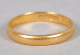 A gold 3mm "D" shaped wedding ring, hallmarked, Birmingham 1927, size Q