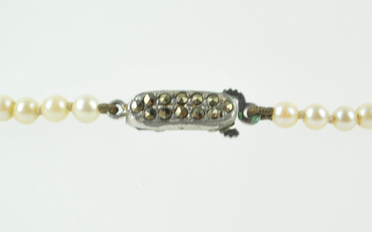 An 8mm white cultured pearl together with a single strand of graduated simulated pearls - Image 2 of 2