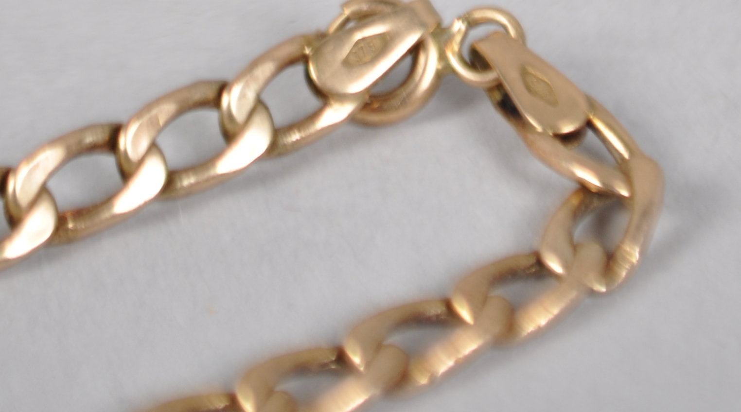 A yellow metal 18inch curb link chain with bolt ring clasp and fixed Tbar pendant. - Image 3 of 3