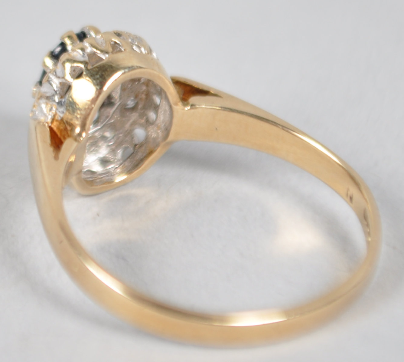 A yellow metal cluster ring. - Image 2 of 3