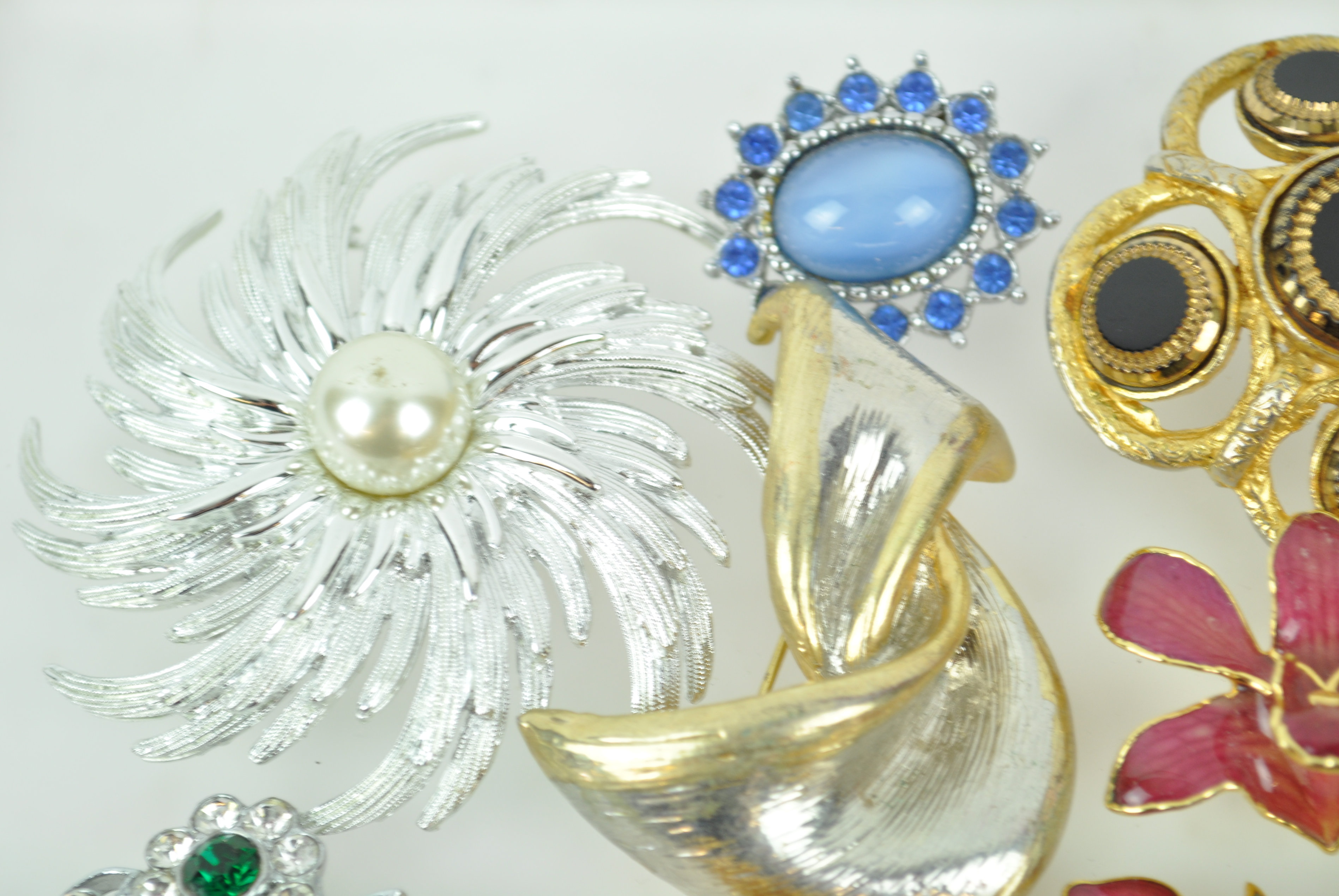 A collection of twenty costume brooches of variable design. - Image 3 of 5