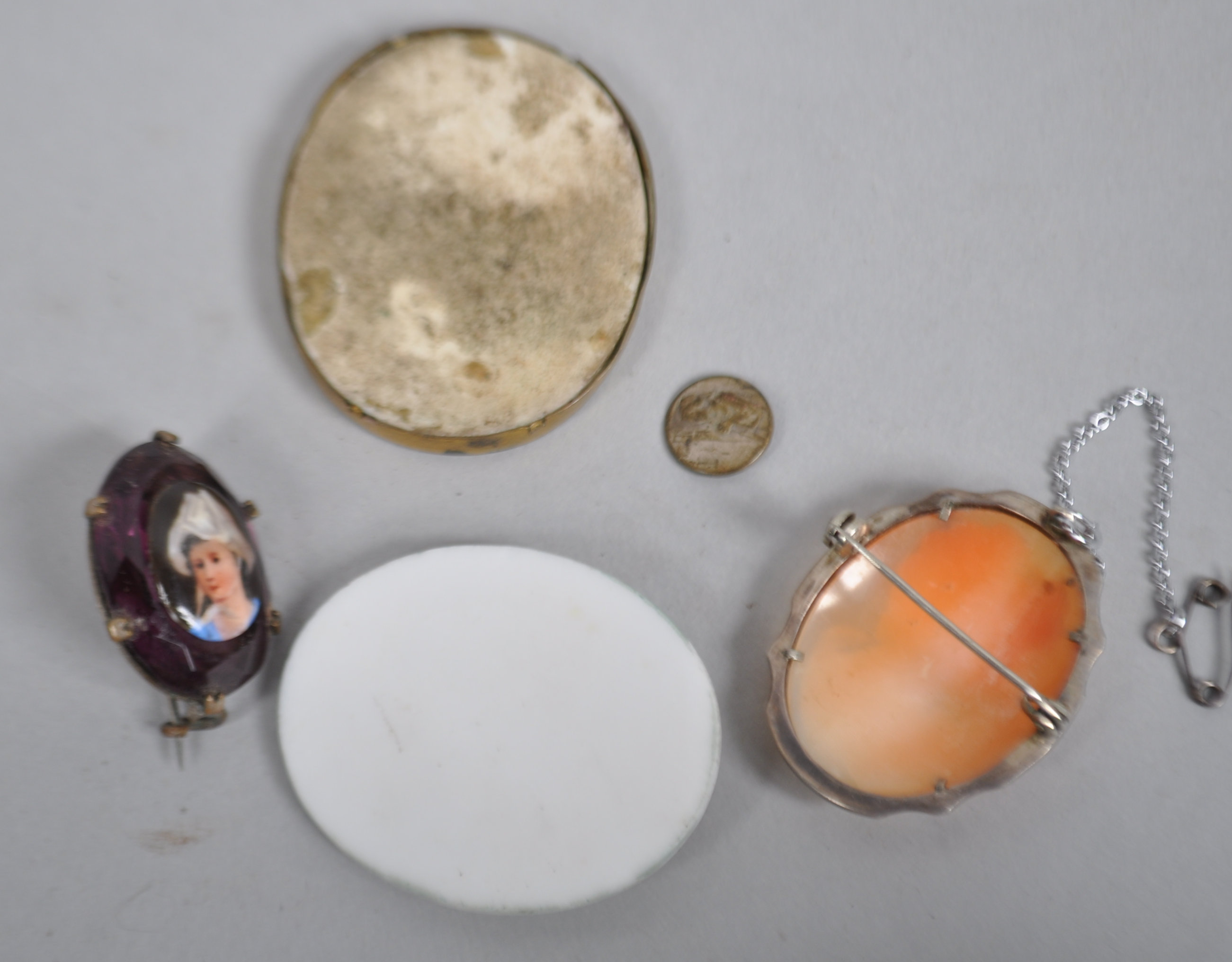 A collection of jewellery to include: A cameo brooch; A crystal portrait brooch etc - Image 2 of 2