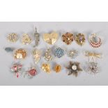 A collection of 20 vintage costume jewellery brooches, including examples mounted with pearls,