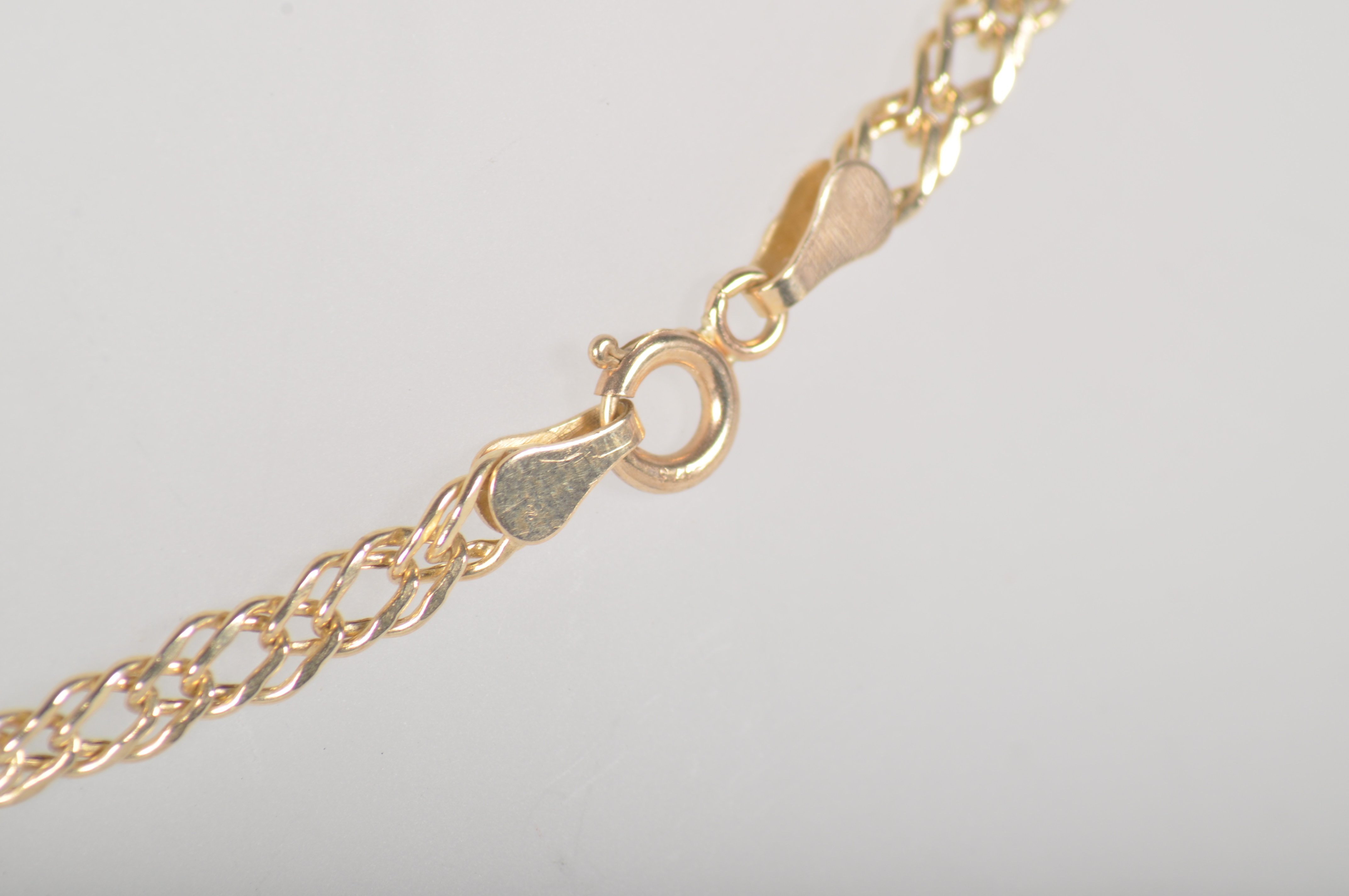 A yellow metal double curb link chain18 inch length, bolt ring clasp. - Image 3 of 4