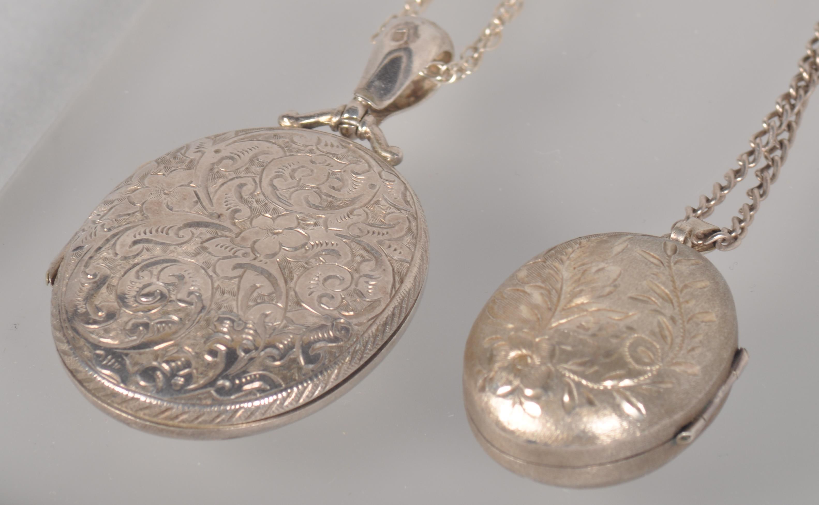 A collection of jewellery to include: Three oval shaped silver lockets with chains; - Image 2 of 4