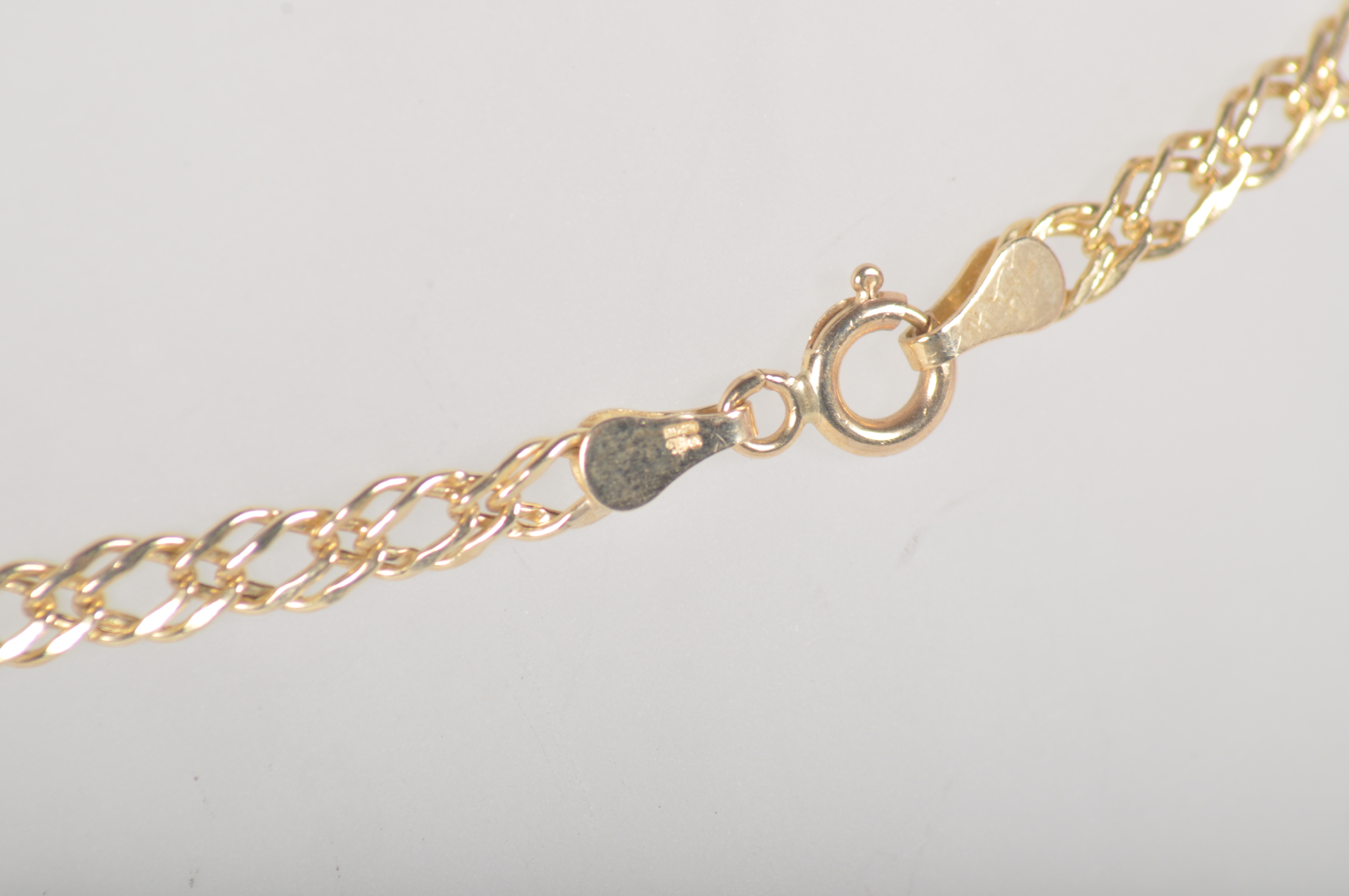 A yellow metal double curb link chain18 inch length, bolt ring clasp. - Image 4 of 4